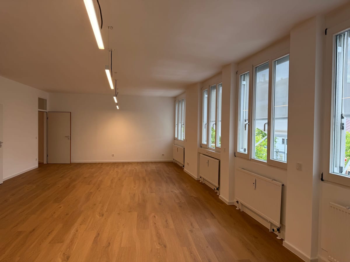 Helle Bürofläche mit Vinylboden und Lichtlinie